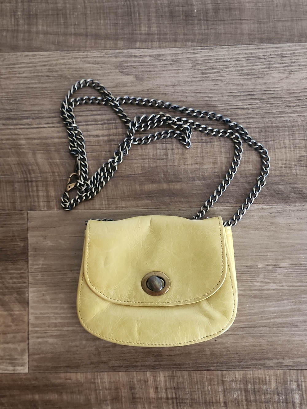 Stylish Yellow Leather Crossbody Bag with Chain Strap